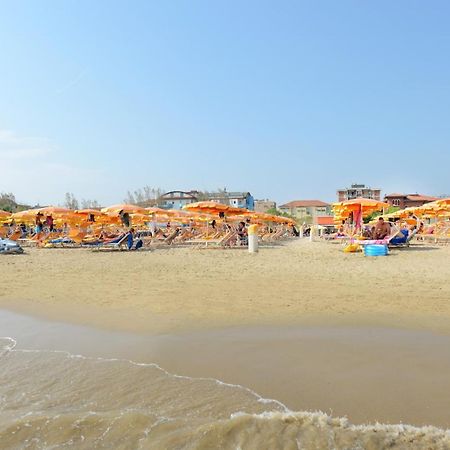 Hotel Flora Capri Cesenatico Exterior foto